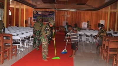 Warga Kago Ilaga Antusias Bersama Satgas TNI Kerja Bakti Pembersihan Gereja Kingmi Ebenezer