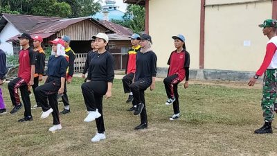 Prajurit Satgas TMMD Ke 121 Kodim 1210/Landak Latih Paskibraka Secara Cepat Dan Tepat