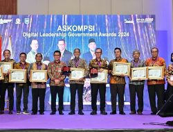 Restuardy Daud Serahkan Penghargaan pada Ajang ASKOMPSI Digital Leadership Government Awards 2024