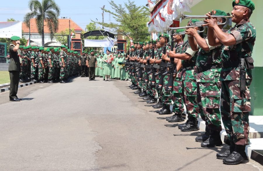 Jinsiy aloqa shafqatsiz Bir yigit onanizm bilan ushlangan.